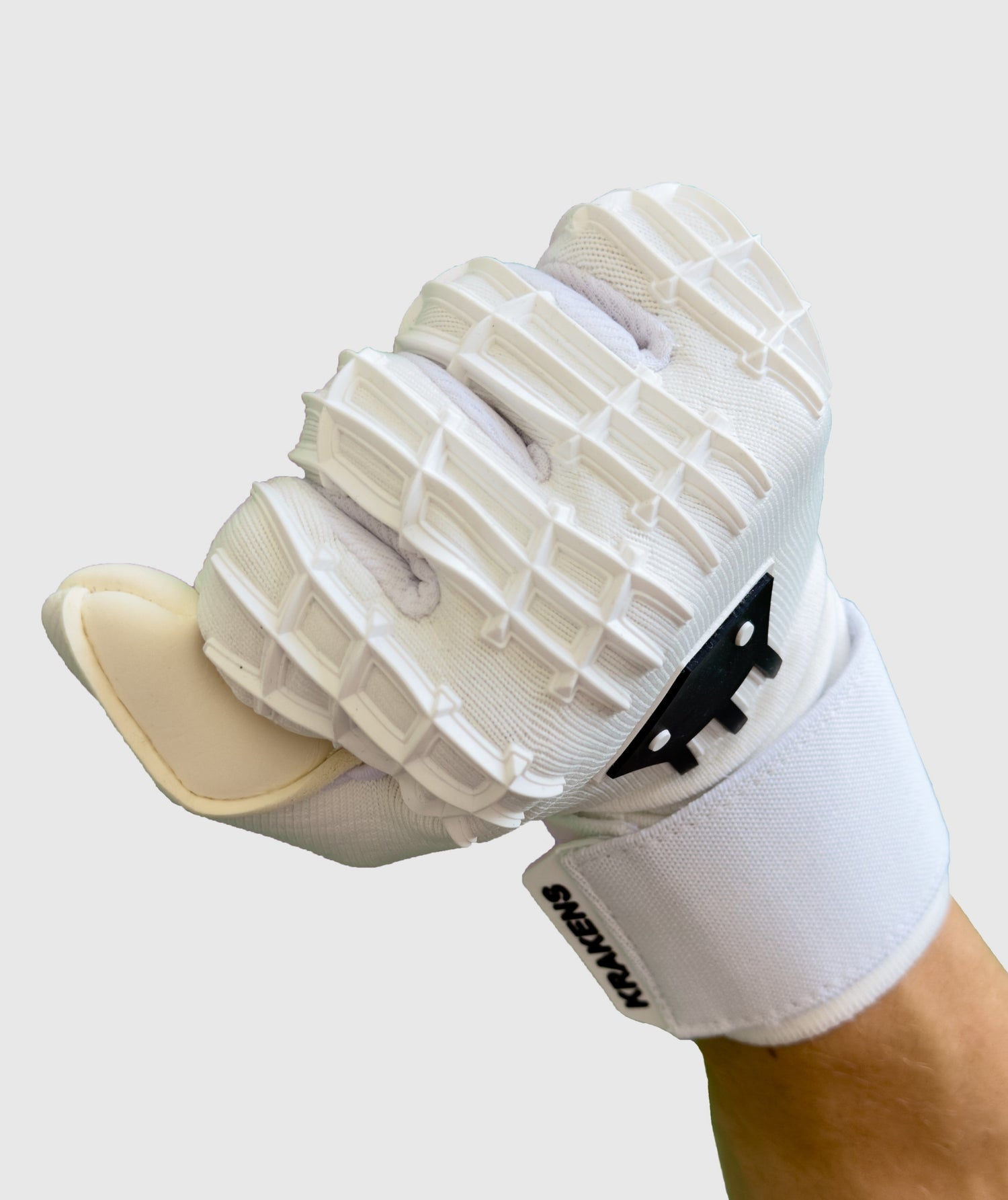 Punching Zone der White Pro Torwarthandschuhe für guten Grip beim Fausten von Bällen